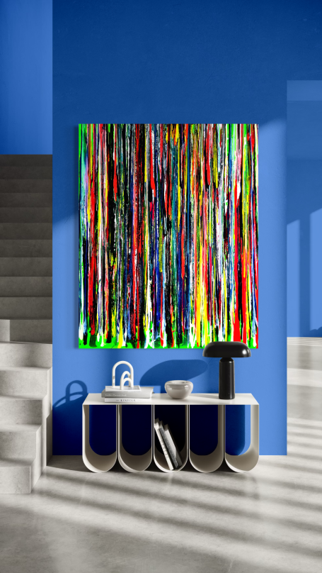 chromatic rain Farbenfrohes abstraktes Kunstwerk an einer blauen Wand über einem modernen weißen Möbelstück.